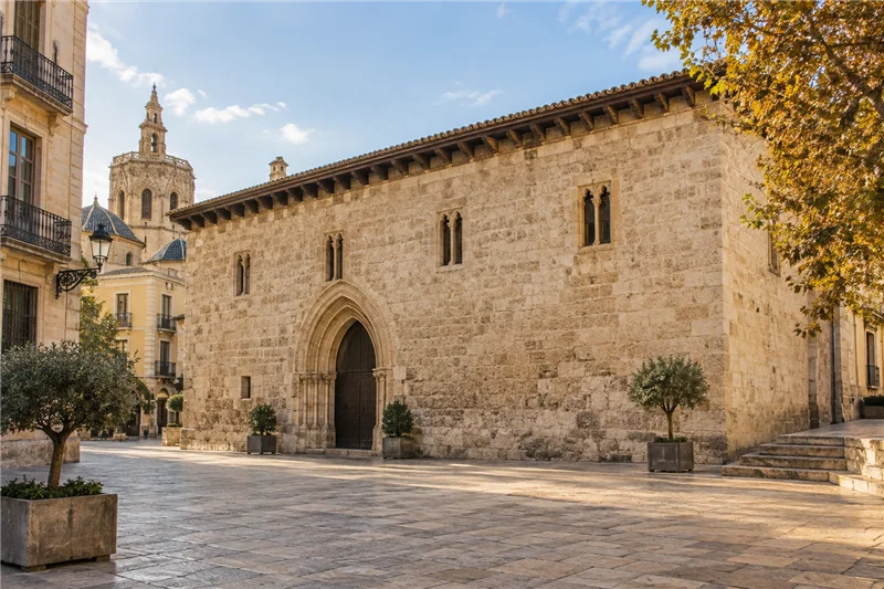 Edificio histórico de piedra y plaza empedrada en el centro de València.